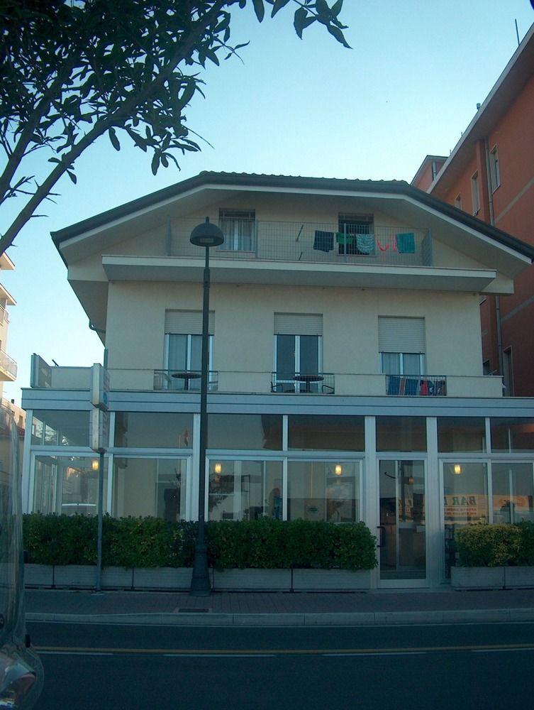 Hotel Trevi Cesenatico Exterior foto
