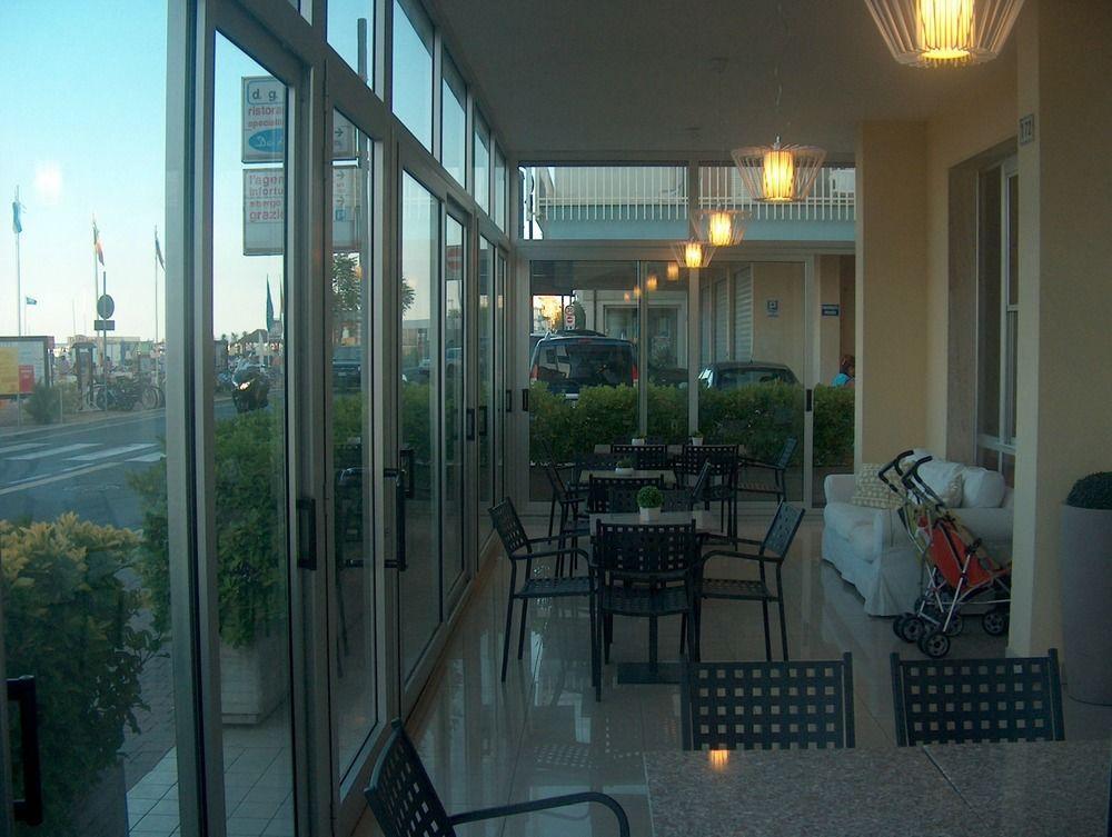 Hotel Trevi Cesenatico Exterior foto